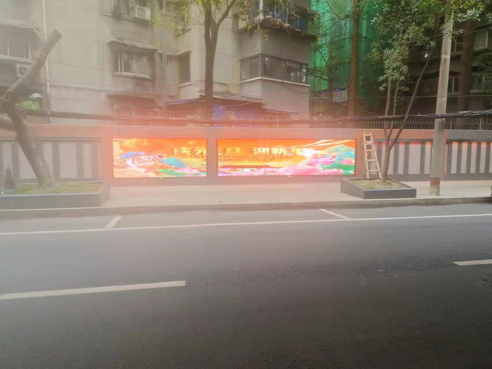 成都五候区P8户外格栅屏交付使用