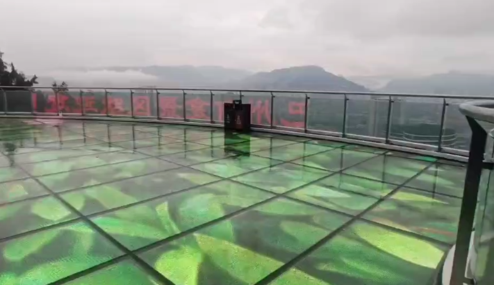 巴州红碑P10光电玻璃护栏+P3.9透明互动屏400平方