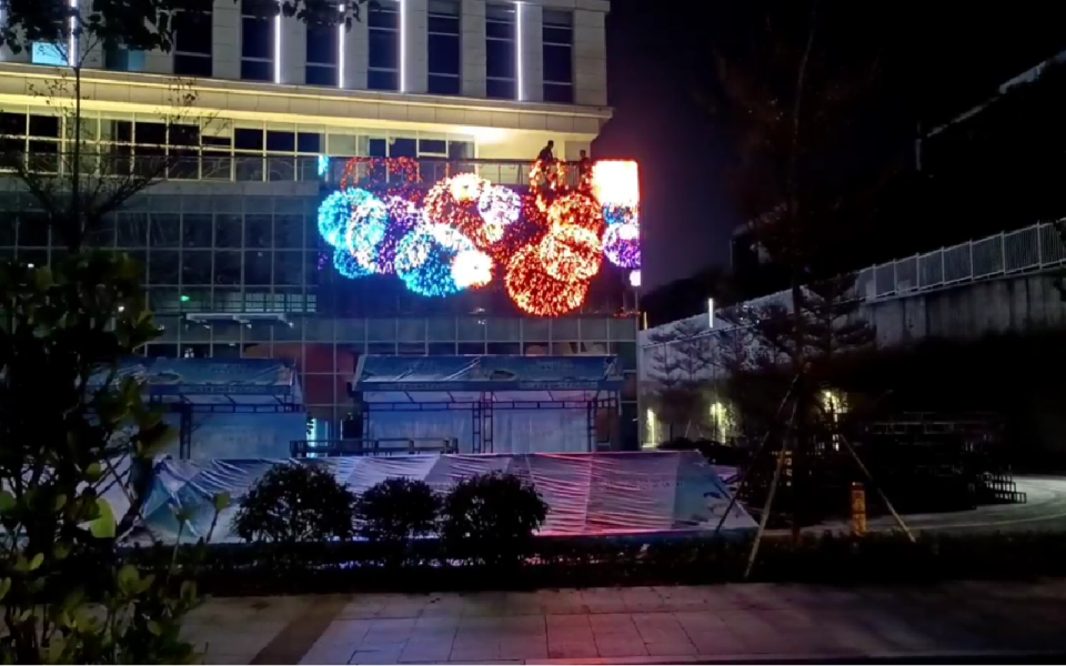 广州P25户外LED透明格栅屏