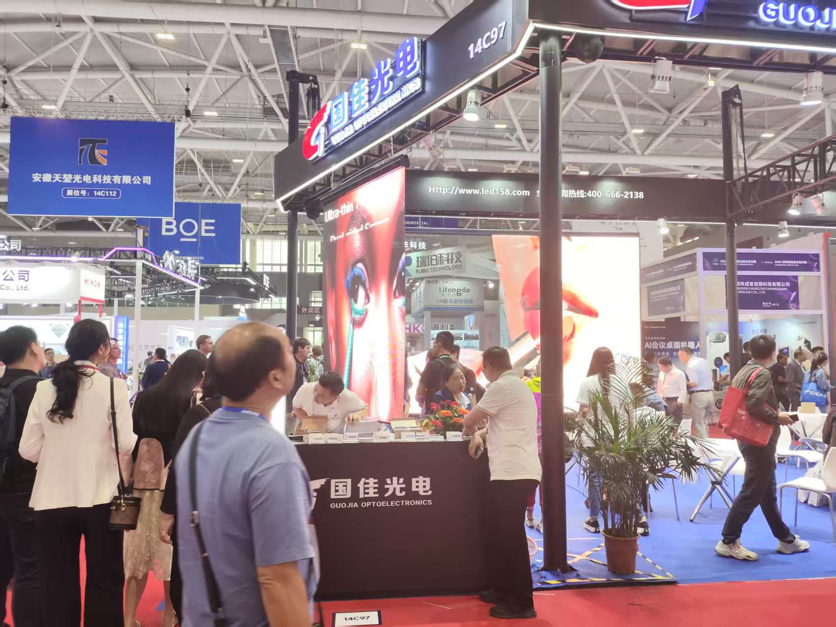 2025年深圳商用显示技术展于10月28日至30日在深圳国际会展中心(宝安馆)盛大举行，吸引了众多行业巨头和创新企业参展。国佳光电作为显示技术领域的领军者，在展位14C97展示了其前沿产品