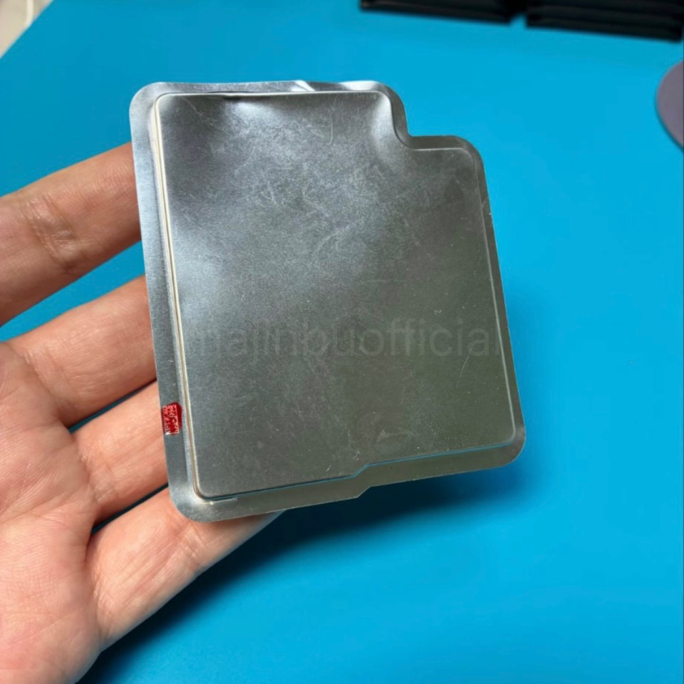 苹果最薄iPhone 17 Air电池实物曝光：金属外壳，约2900mAh
