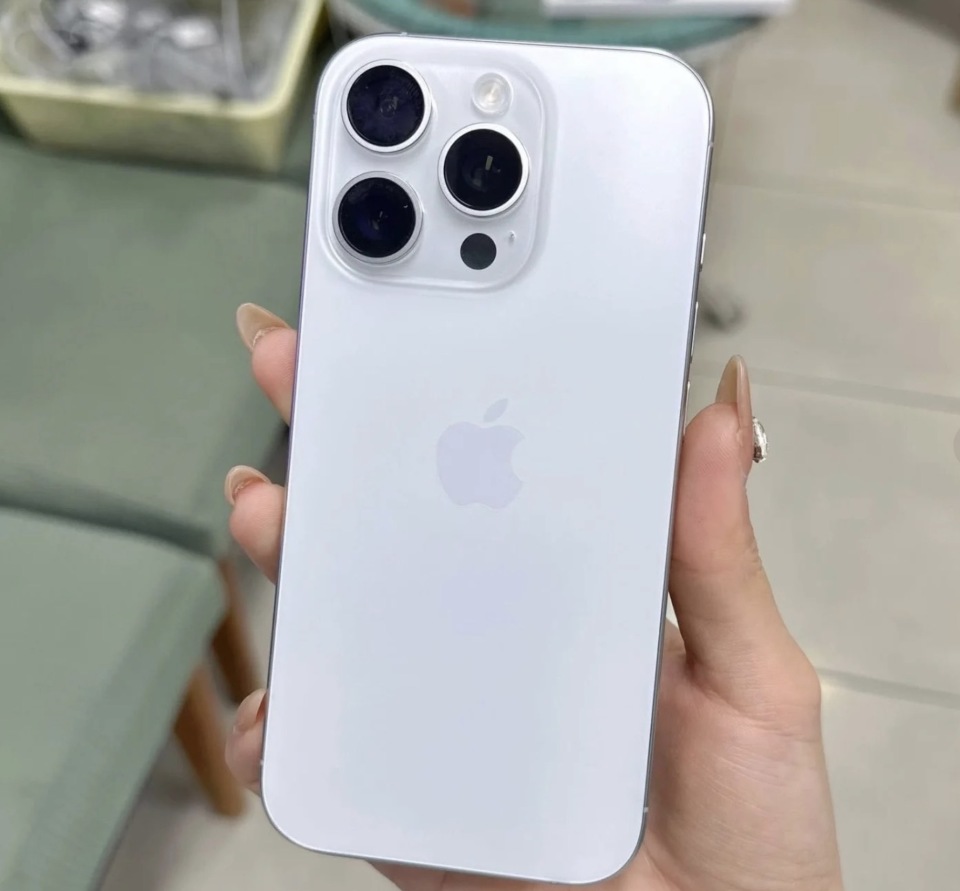 库克豁出去了，iPhone16Pro重回“低价”，25倍变焦+A18Pro+iOS26