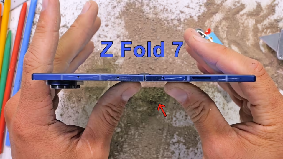 三星Galaxy Z Fold7通过极限测试：暴力弯折后手机未断裂