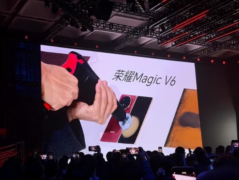 发布会上，产品经理吊折叠屏做引体向上？品牌客服：不建议模仿，因此受损不在“三包”范围