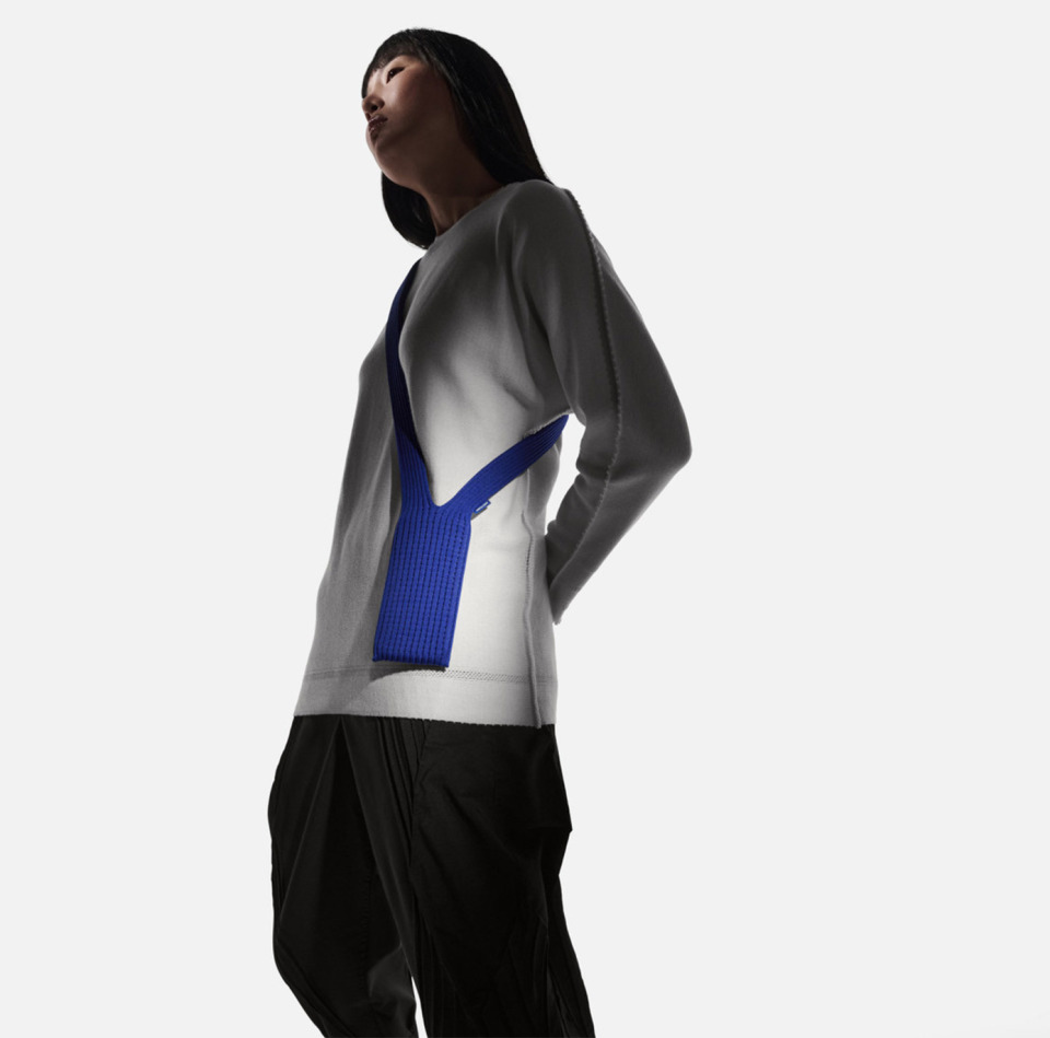 定价1899售罄，谁在为苹果这块布买单？