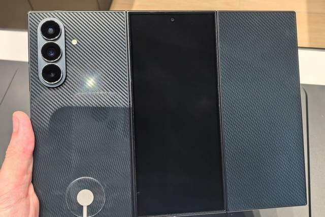 三星三折叠手机来了！和华为Mate XTs相比，哪个更有吸引力？
