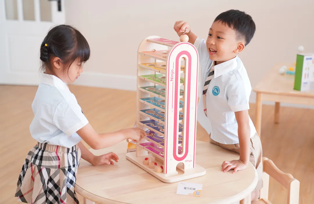 洪恩精品益智区，用多元益智场景，让孩子在玩乐中收获思维进阶与认知突破！