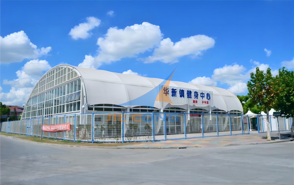 针对体育场馆、游泳池、网球场等运动场所，我们提供定制化的膜结构遮阳与覆盖方案