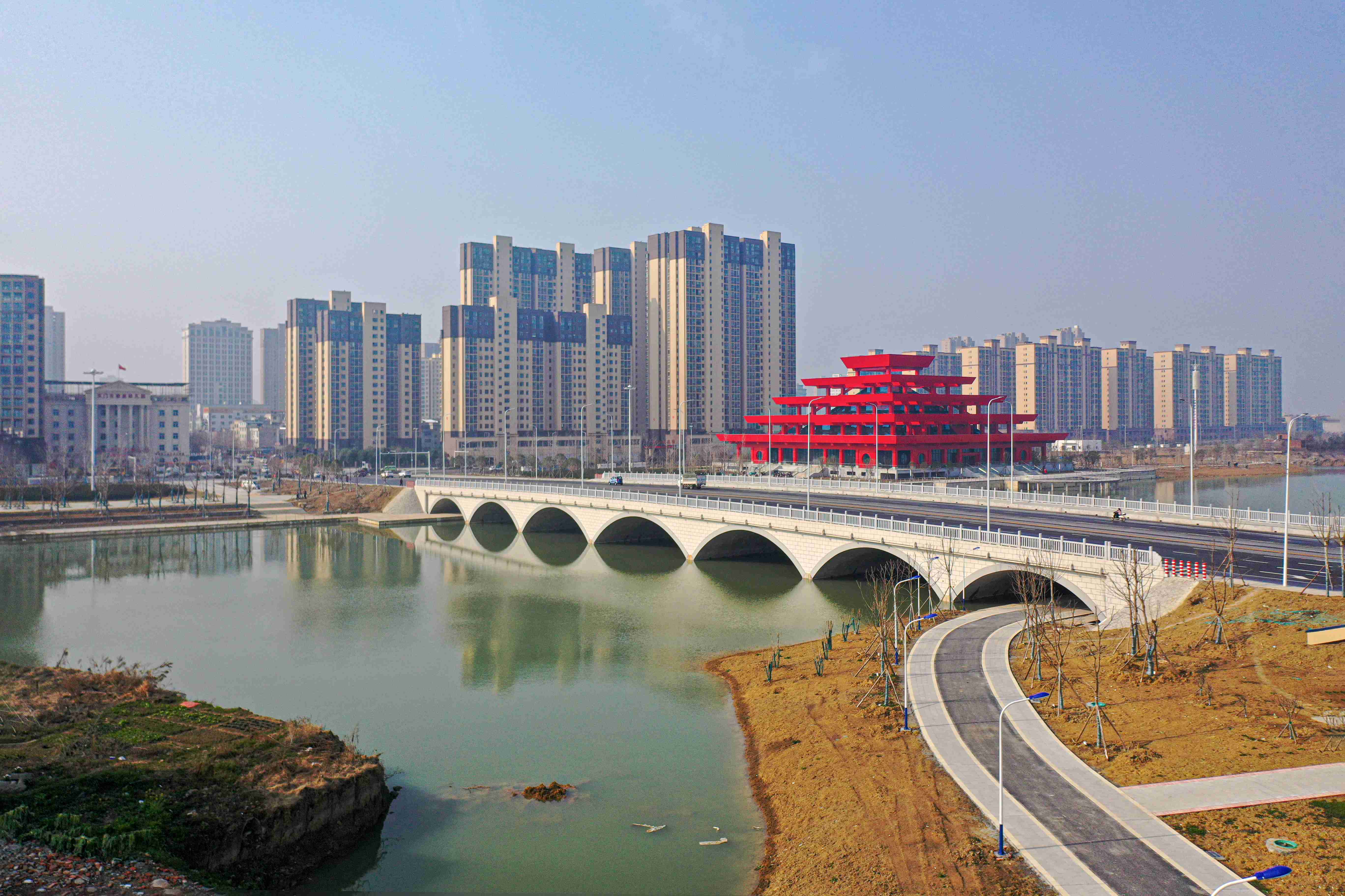天门市北湖综合改造北湖公园项目驳岸绿化工程