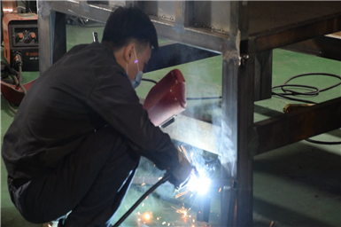 <div style="text-align:center;">
	<span style="font-size:14px;">焊接现场</span>
</div>