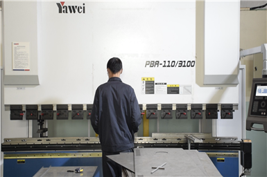 <div style="text-align:center;">
	<span style="font-size:14px;">折弯现场</span>
</div>