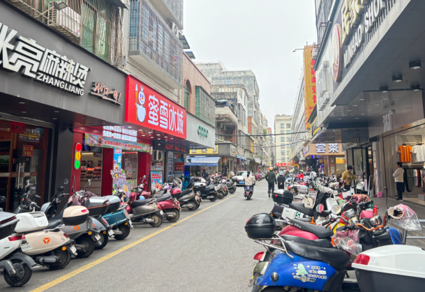 （速转网）免费推荐 麻章步行街路口，旁边大型购物广场