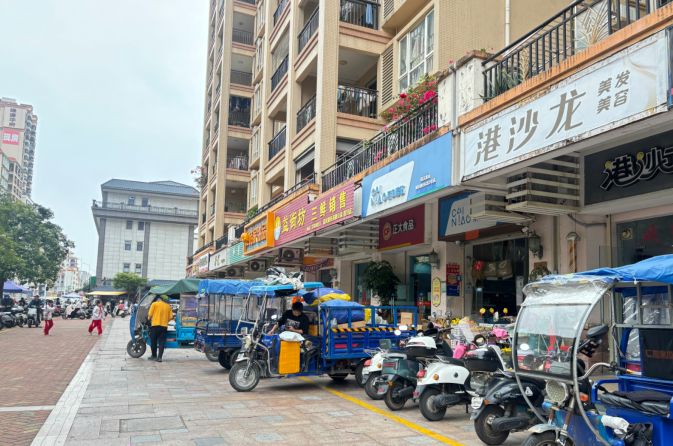 （速转网）免费推荐 第四小学对面，门口宽广，小区楼下