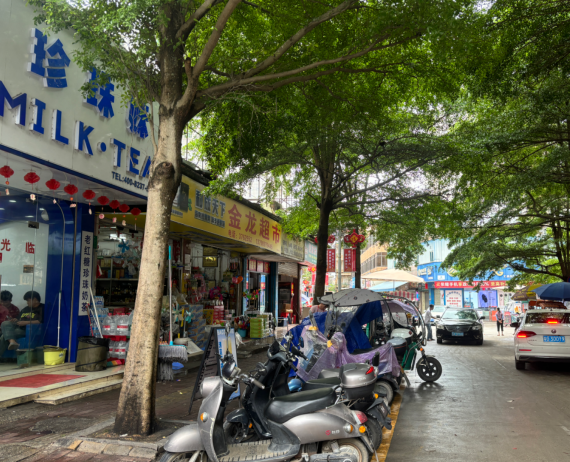 (速转网) 免费推荐 两学校中间，连锁冷饮店，旁边带小吃街