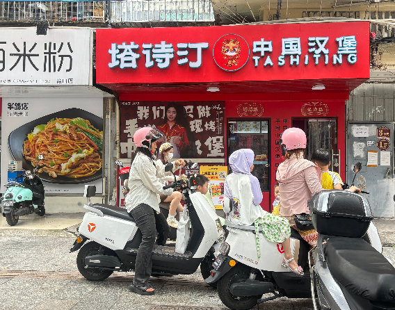 (速转网) 免费推荐 解放步行街，位置中心，校区多