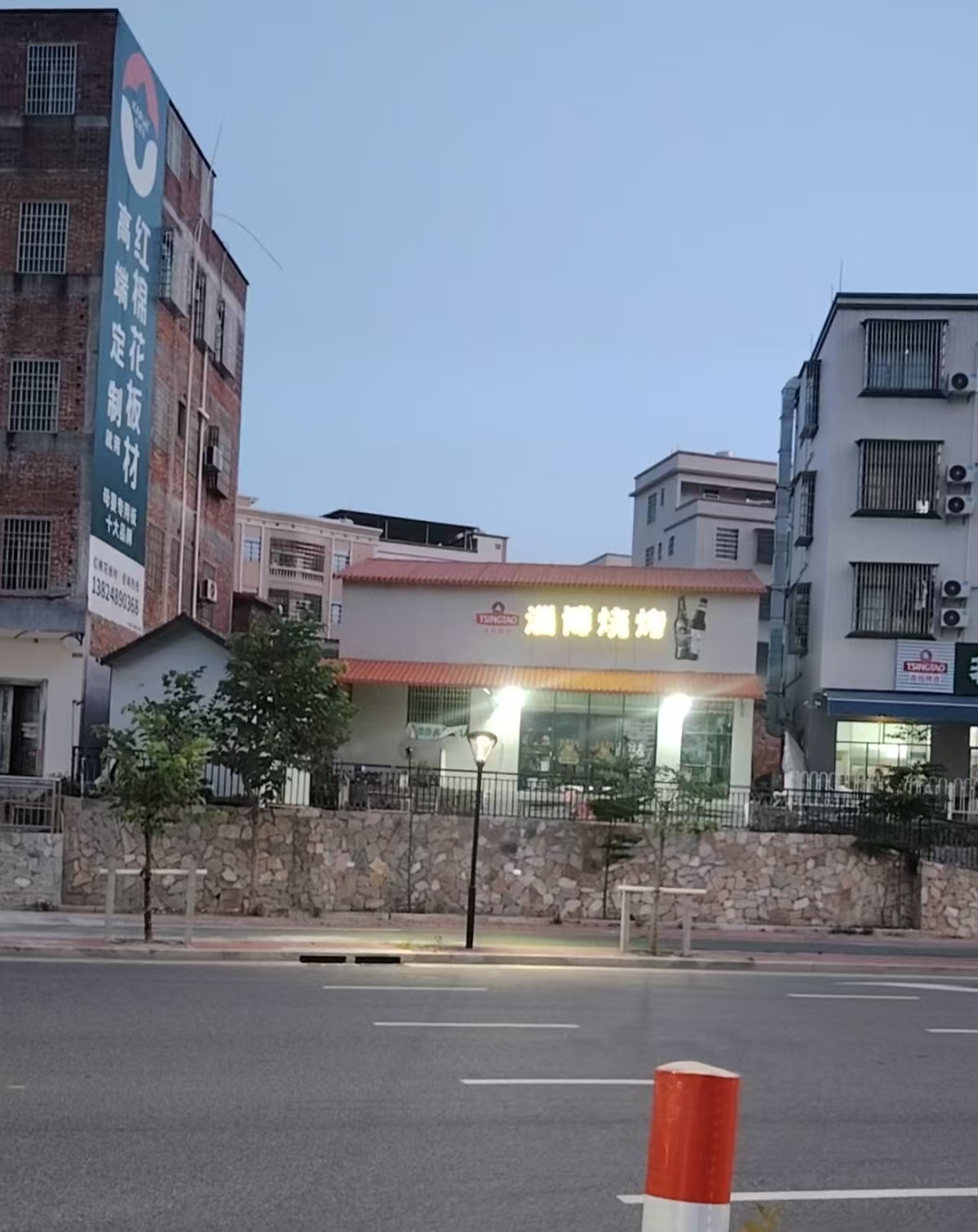 (速转网）免费推荐 茂南区带外摆烧烤店，十字路口，对面酒吧