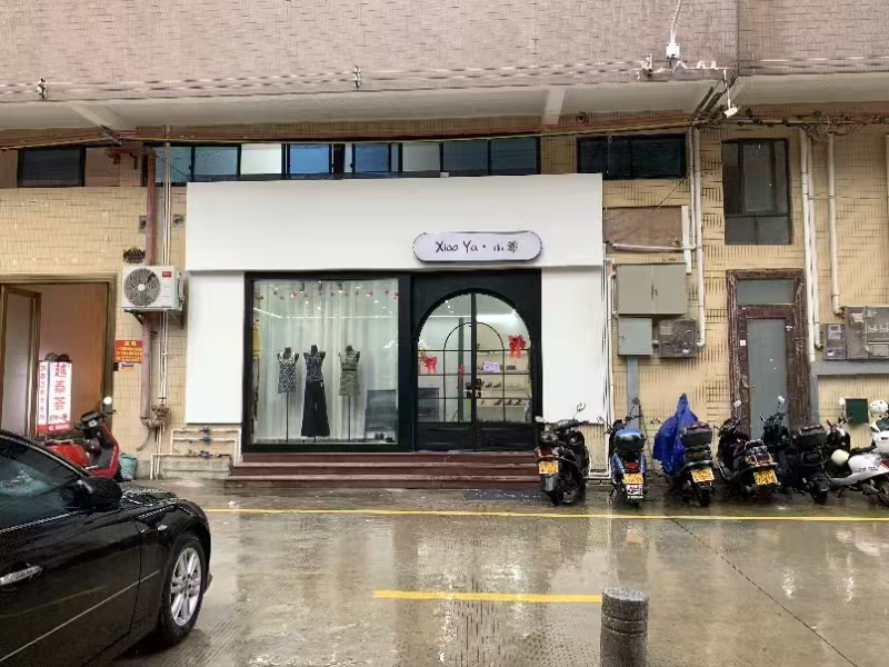 (速转网)免费推荐高级精装服装店转让，租金3200 面积130平（两层）