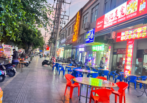 （速转网）免费推荐 美食一条街中间位置，周围学院，大型小区