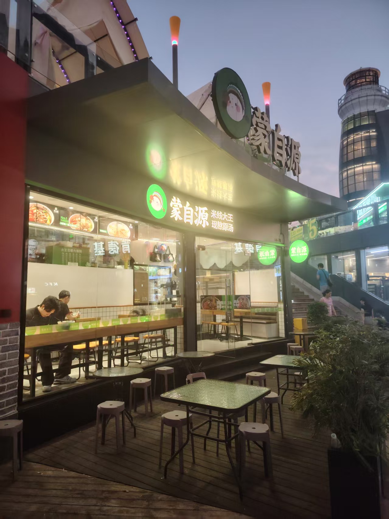 (速转网)免费推荐金沙湾景区旁大型商场，一层店面蒙自源