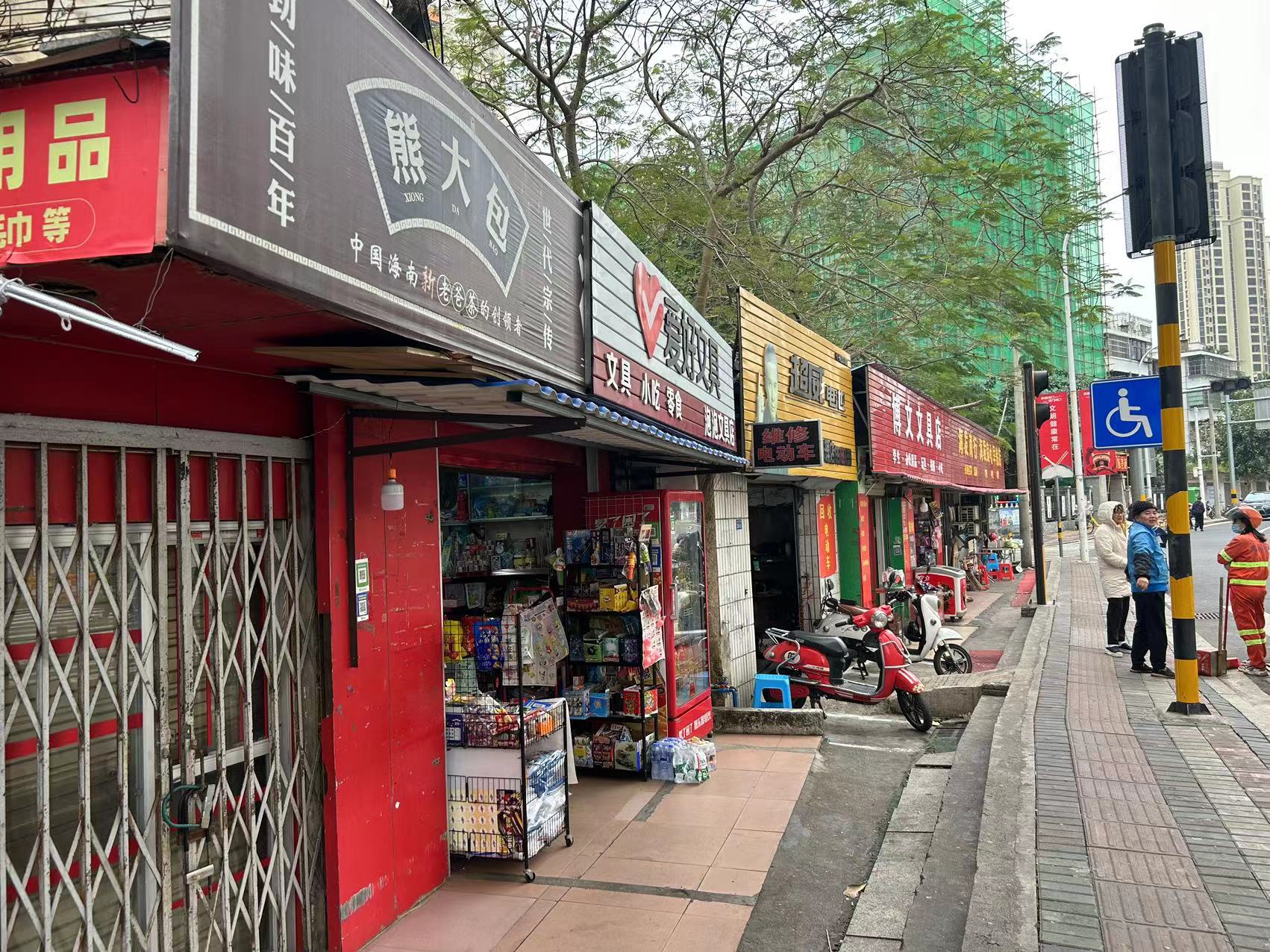 （速转网推荐）第二十小学正对面，旁边就是医院。两个铺面