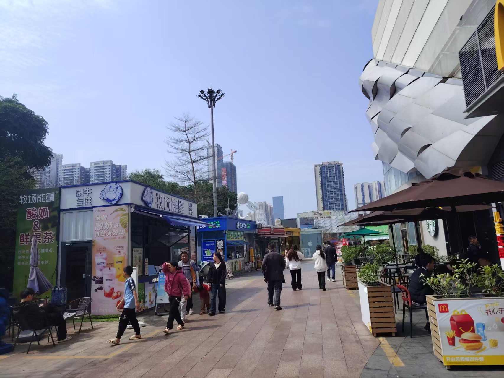 (速转网)免费推荐 万达广场门口，带大面积外摆区域