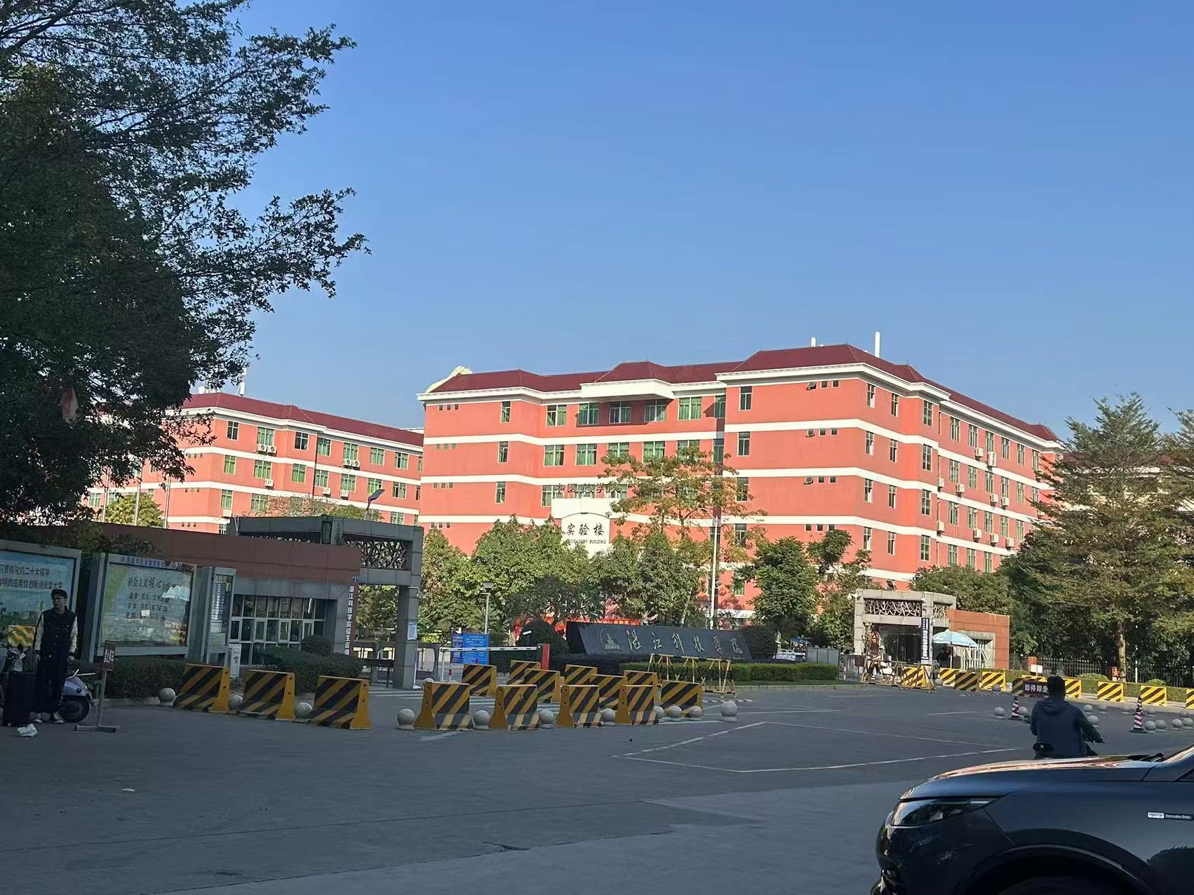 （速转网）免费找店 科技学校对面，门口有外摆