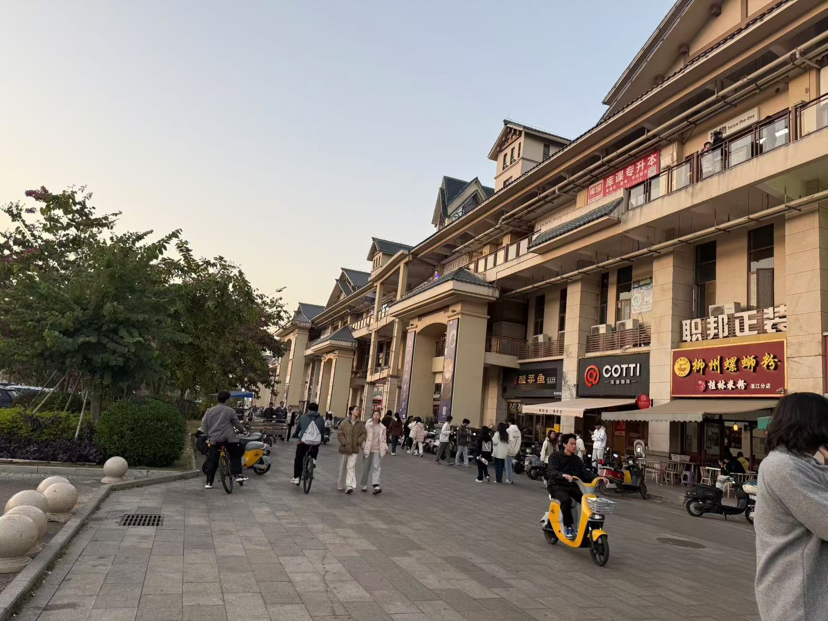 （速转网）免费推荐 两大学门口唯一的商业街，周围学生达5万人