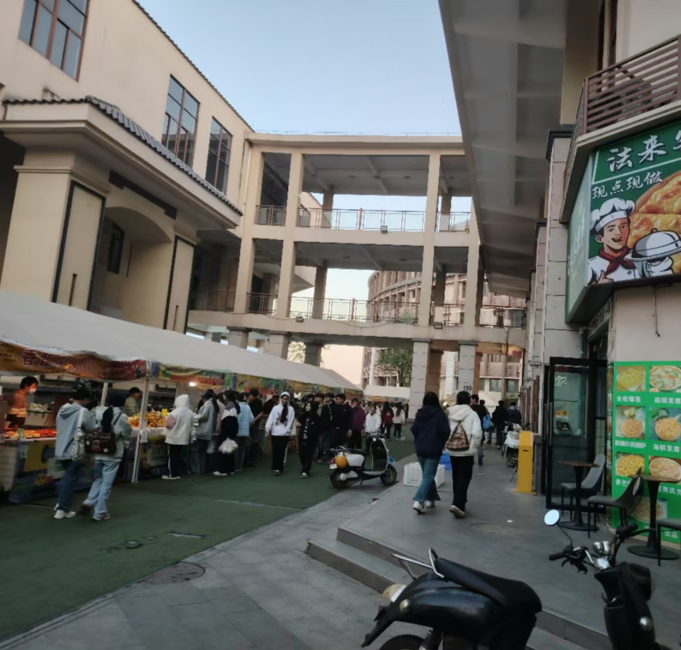 （速转网）免费推荐大学城门口唯一商业街，活动场地旁餐饮店转