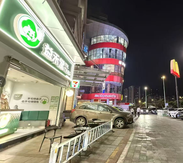 （速转网）免费推荐 大型商场荣基广场一楼，对面海洋大学
