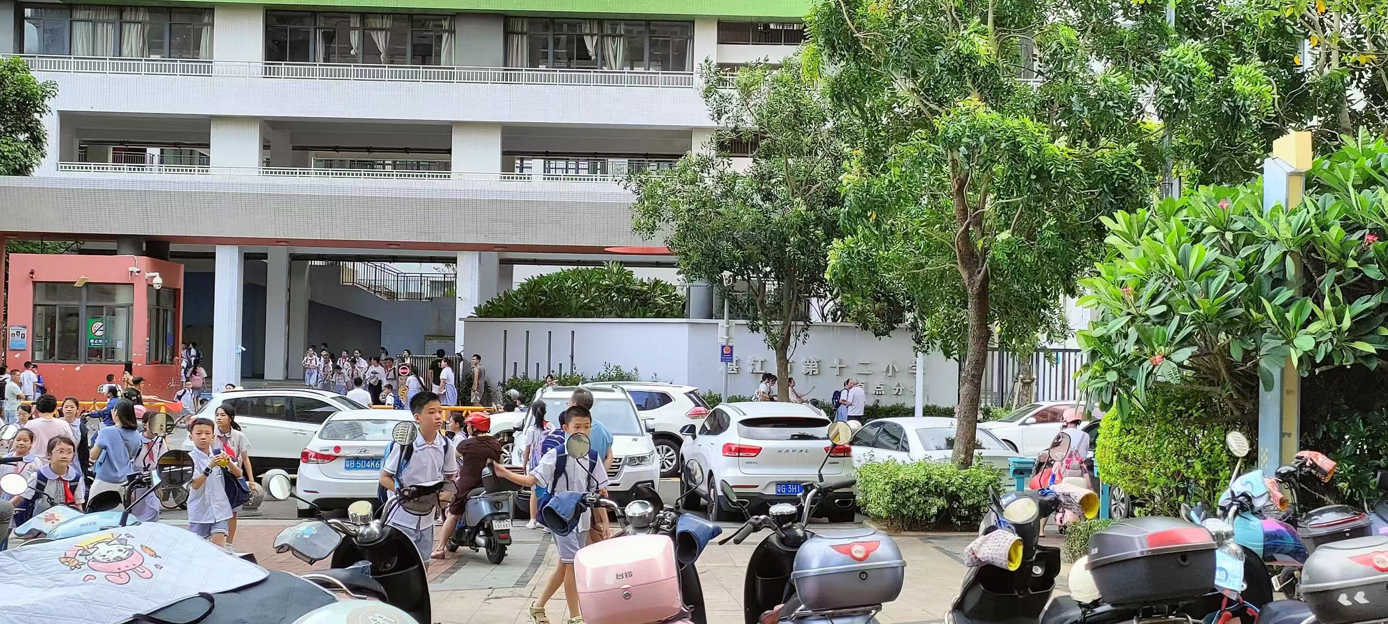 （速转网）免费推荐十二小学正对面空铺，合适做冷饮，保利小区门口