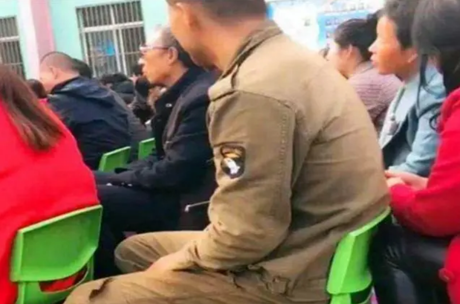 穿“工作服”参加家长会的爸爸，令人侧目：孩子不值得尊重吗？