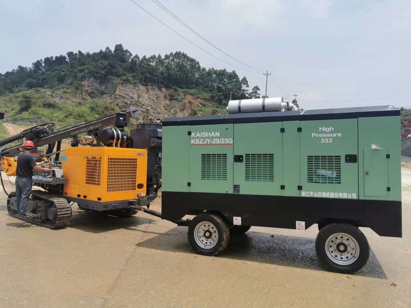 自贡某大型露天矿山使用的高风压潜孔钻车