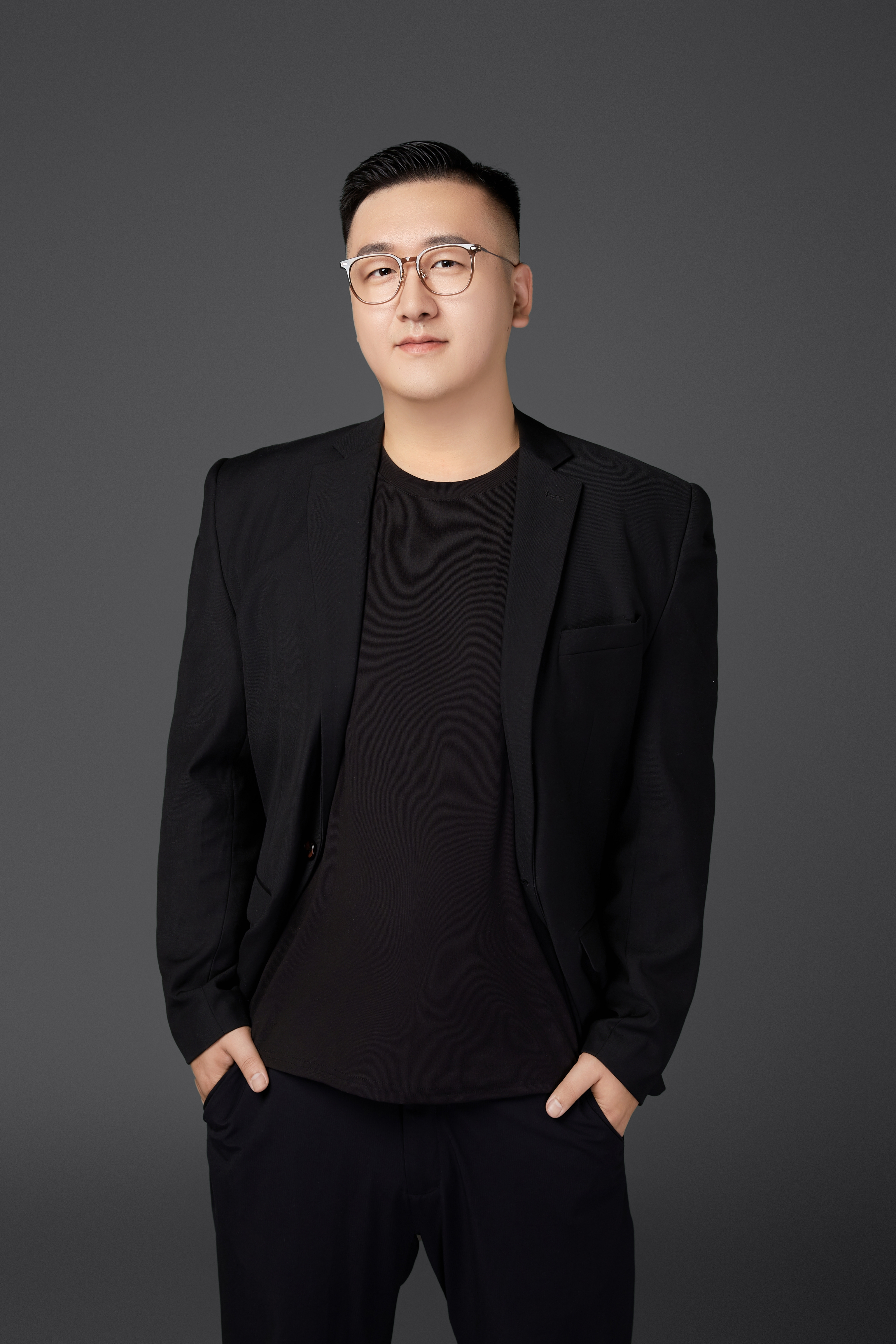 色彩组骨干教师杨昊丁