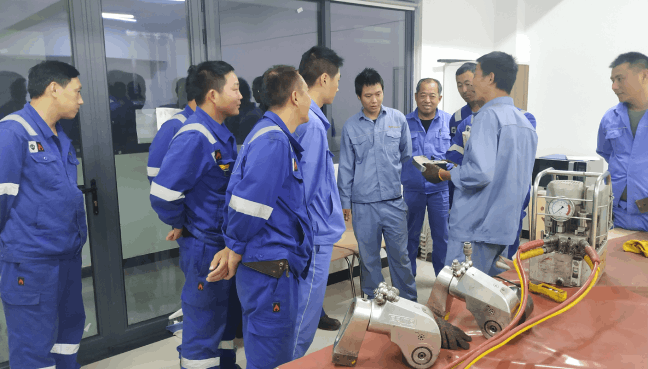 PRIMO普锐马工程服务人员为客户液压扳手操作人员进行使用培训