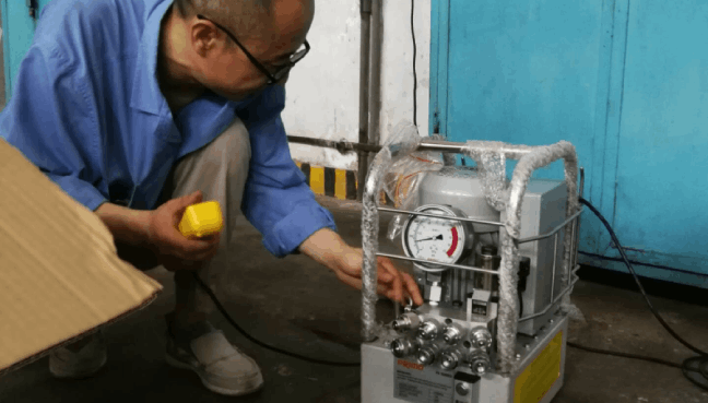 指导客户用PRIMO普锐马液压扳手