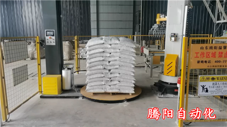 砂浆建材行业使用立柱码垛机码垛后用缠绕机缠绕膜