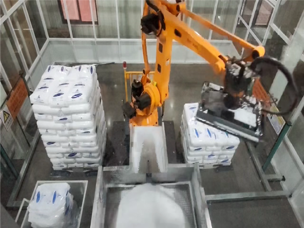 塑料颗粒拆包投料机器人正以“少人化”颠覆传统模式