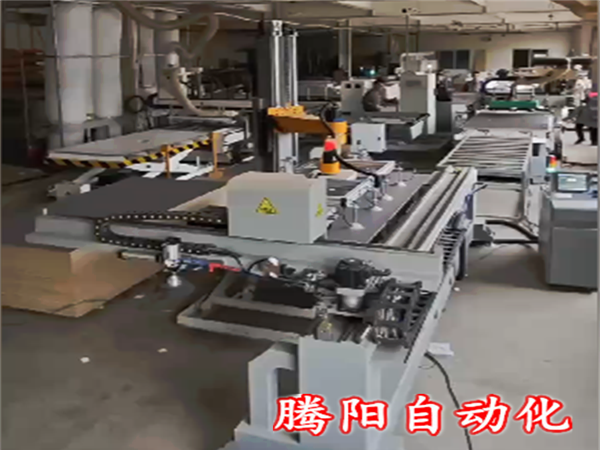 木工上下料机器人解决生产线板材搬运难题