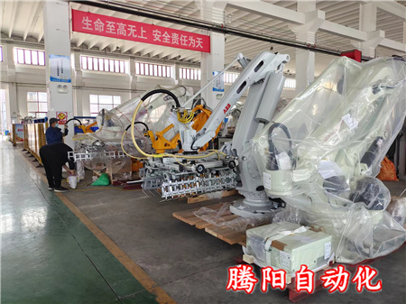 箱装调味品使用码垛机器人代替人工码垛