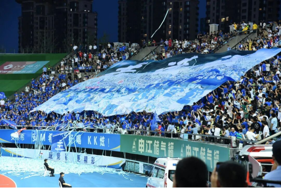 申江储气罐持续热力加持苏超第七轮：扬州 VS 南京，251 名申江球迷方阵现场助威