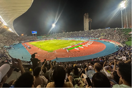 申江储气罐「气贯绿茵」场，见证扬州无锡苏超赛场燃情对决