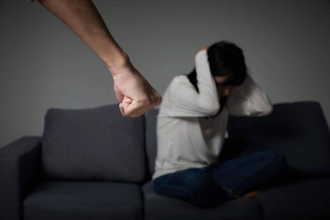  “残了就只能跟着我！”：同居暴力受害者如何用法律撕开“家事”迷雾？