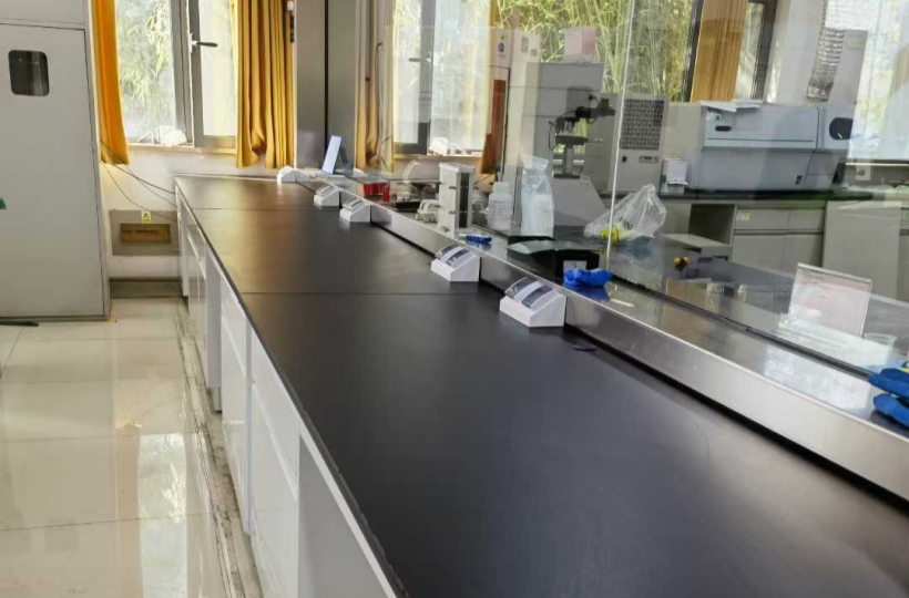 理化实验台安装完成