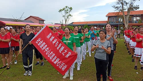 防城港市爱晚之家社会服务中心欢庆“双节”不忘关爱老龄人