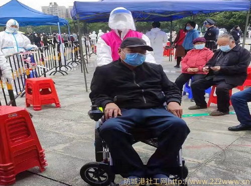 顶风冒雨援抗疫工作，尊老爱幼助核酸采样