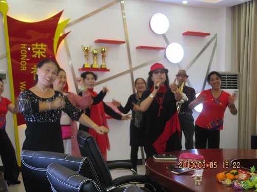 广西防城港市爱晚之家社会服务中心3月5日“学雷锋”——关爱进社区活动纪实