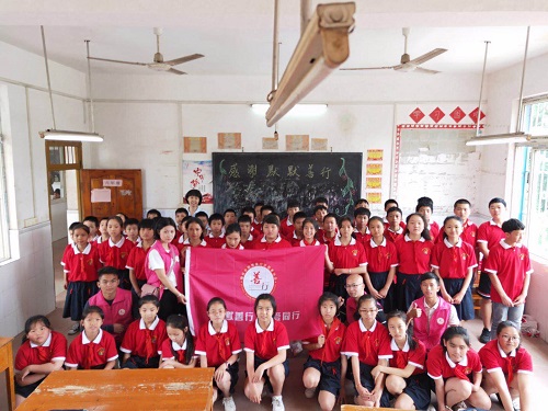 “六一”爱心物资把“大手小手”牵起来